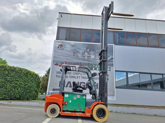 Chariot élévateur frontal 4 roues Toyota 8FBMT50