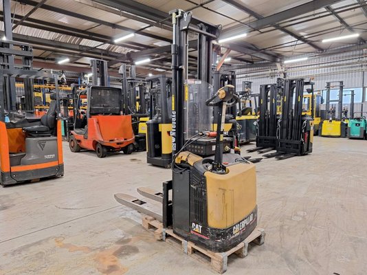 Gerbeur accompagnant Caterpillar NSP16N