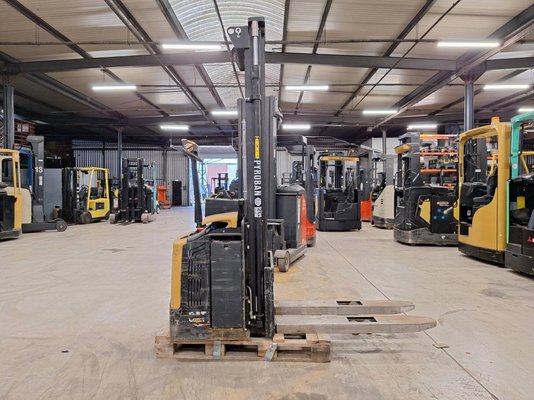 Gerbeur accompagnant Caterpillar NSP16N
