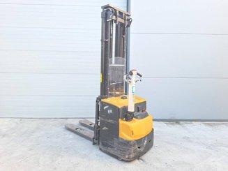 Gerbeur accompagnant Caterpillar NSP16N2 - 1