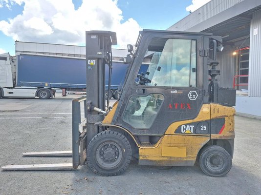 Chariot élévateur frontal 4 roues Caterpillar DP25NT